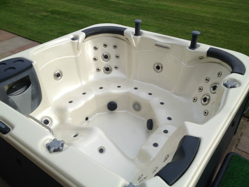 Hot Tub Gulf Coast Spa Seats 78 for sale from United Kingdom