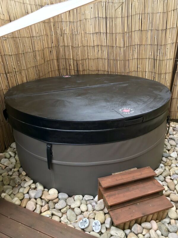 Canadian Spa Swift Current 5 Person Hot Tub With Hard Top Lid And