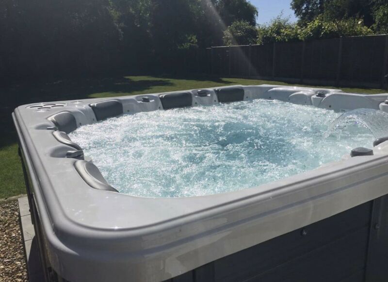 6 Person Hot Tub Spa for sale from United Kingdom