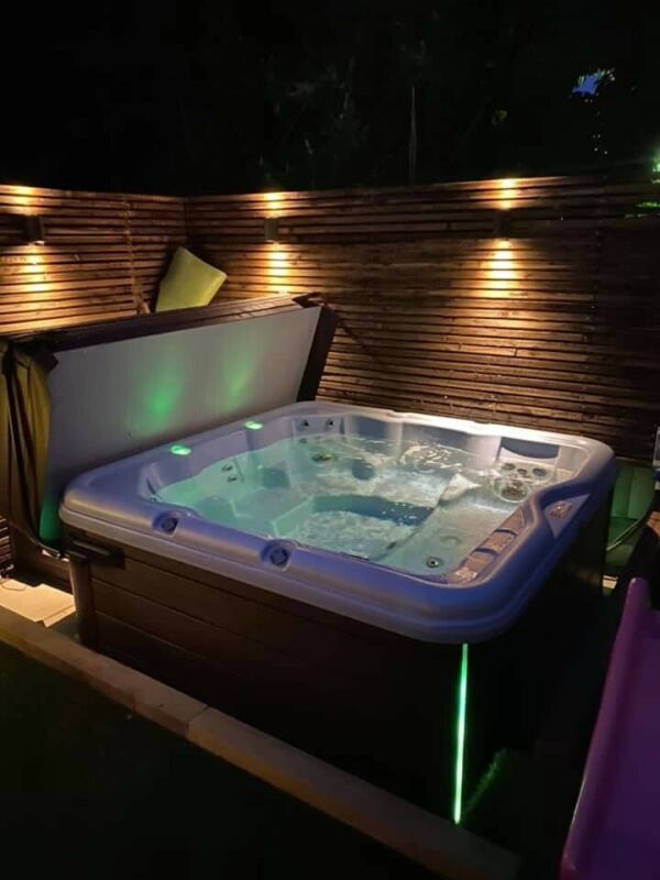 6 Person Hot Tub - Nordic Encore Se - 12 Months Old - 32a And 13a Power ...